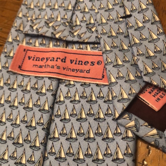 Vineyard vines blue sailboat tie.  Great condition 100% silk made in the USA - Picture 2 of 6